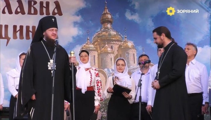 Архієпископ Феодосій на благодійному концерті «Збережемо сім'ю – збережемо народ». Фото: скріншот/youtube.com/Телеканал ЗОРЯНИЙ