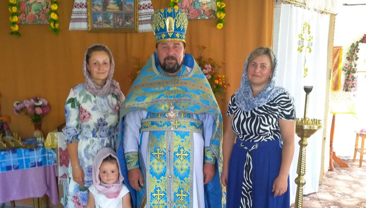 Протоієрей Василій Іваничко з сім'єю. Фото: Facebook / Ганна Іваничко