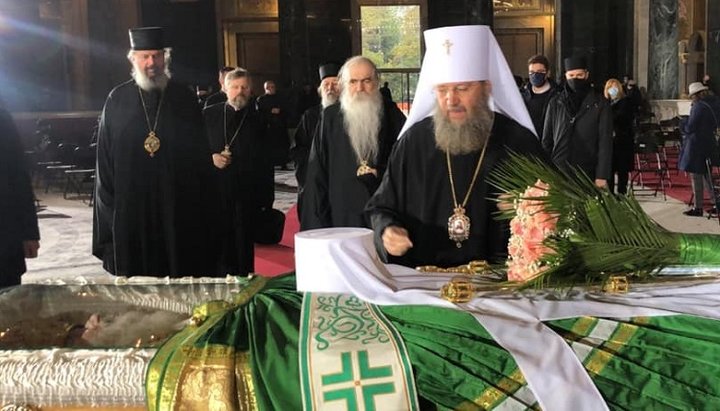 Митрополит Антоній біля труни Патріарха Іринея. Фото: сторінка митрополита в Facebook