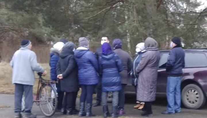 Група прихильників ПЦУ разом з місцевим депутатом Олександром Дерев'янчуком. Фото: facebook.com