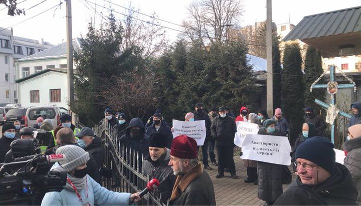 «Це секта»: в Рівному «єпископ» ПЦУ хоче виселити з храму громаду УАПЦ
