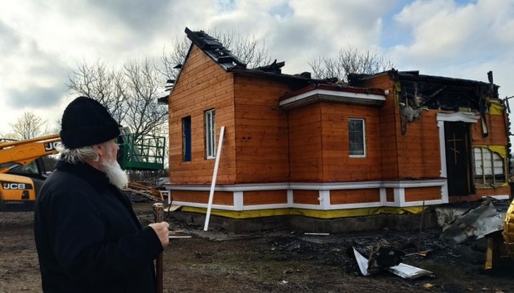 Митрополит Іоасаф оглянув постраждалий храм в Копанках. Фото: Facebook-сторінка Кіровоградської єпархії
