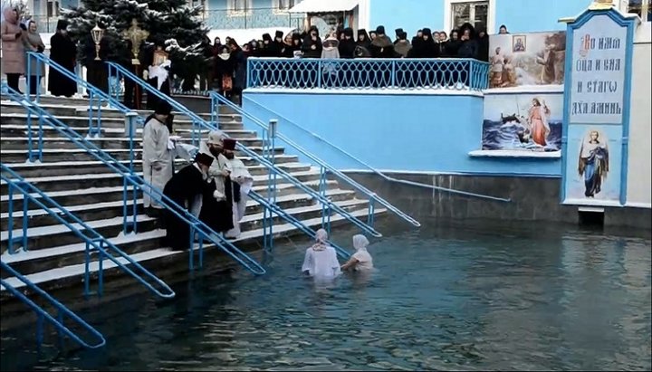 Освячення джерела праведної Анни. Фото: скріншот відео з каналу Скиту Праведної Анни в youtube