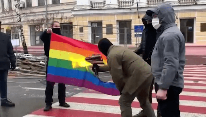 Невідомі спалюють прапор ЛГБТ на відео, яке надіслали в ЛГБТ-організацію