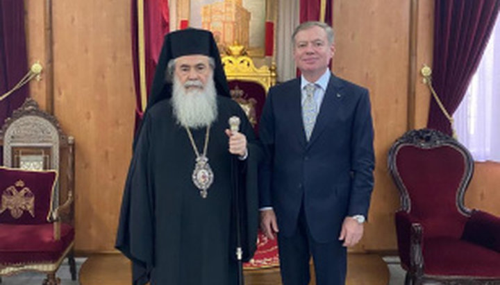 Посол України в Ізраїлі Євген Корнійчук і Єрусалимський Патріарх Феофіл ІІІ. Фото: israel.mfa.gov.ua