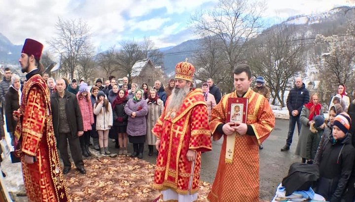 Божественная Литургия 21 февраля под открытым небом в Деловом. Фото: страница Хустской епархии УПЦ в Facebook.