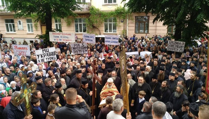 Молитовне стояння УПЦ біля Чернівецької ОДА, 2019 р.Фото: ukranews.com