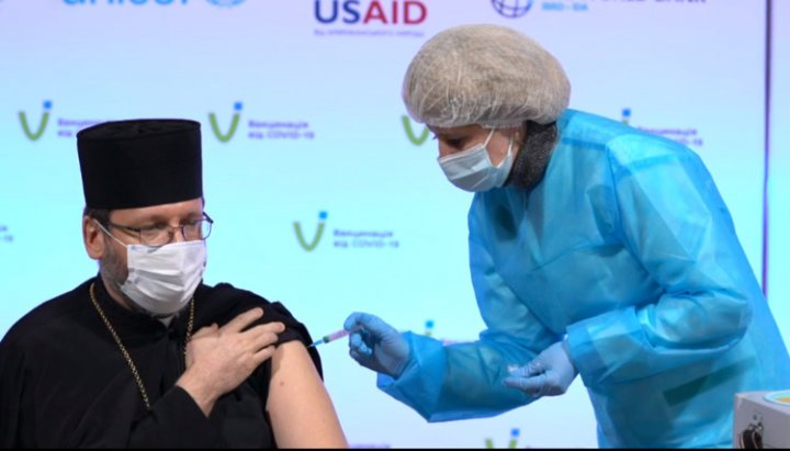 The head of the UGCC Sviatoslav Shevchuk and other religious leaders vaccinated against COVID live. Photo: a screenshot of the broadcast from the FB page of the Ministry of Health of Ukraine