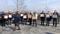 Віруючі УПЦ: Приїхали особисто, щоб ще раз передати наші листи Президенту