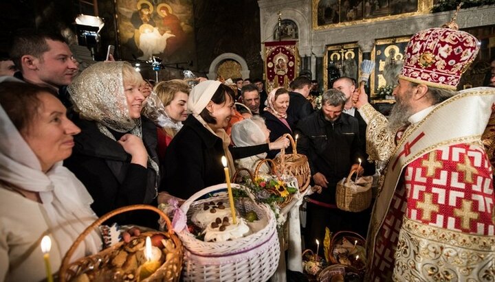 Верующие УПЦ надеются встретить Пасху в открытых храмах. Фото: politeka.net