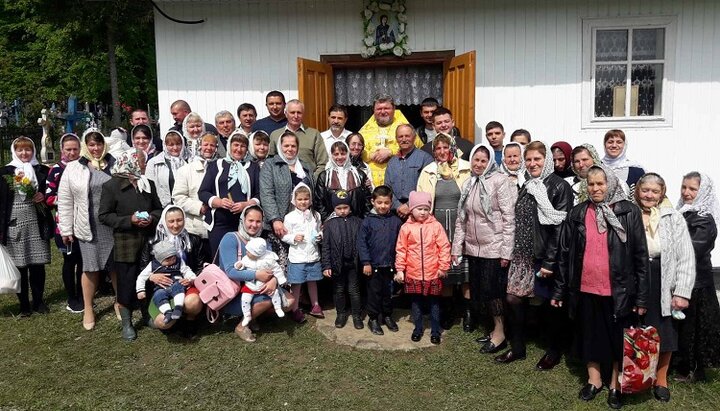 Прихожане УПЦ в селе Червона Диброва Черновицкой области. Фото: страница прихода святой преподобной Параскевы Сербской Черновицко-Буковинской епархии УПЦ в Facebook.