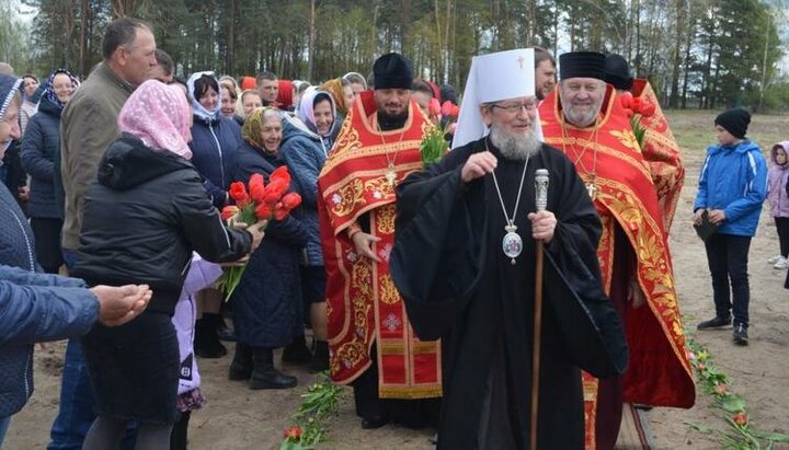 Митрополит Поліський і Сарненський Анатолій на освяченні місця під будівництво Свято-Георгіївської церкви в селі Суховоля. Фото: sarny.church.ua