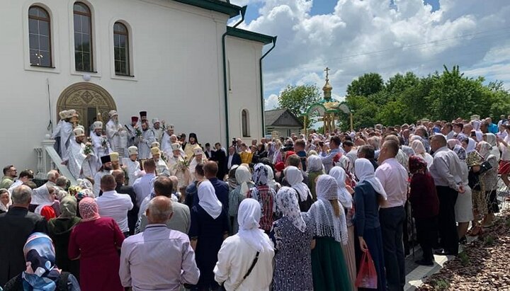 Митрополит Тернопольский и Кременецкий Сергий (Генсицкий) со священством и прихожанами УПЦ на крыльце нового храма в Гнездычном. Фото: ternopil.church.ua