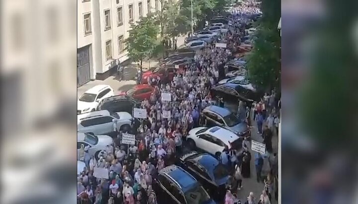 Крестный ход верующих УПЦ по ул. Банковой. Фото: скриншот видео Telegram-канала СПЖ.