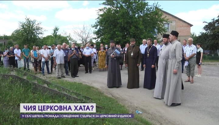 «Хода ганьби» до будинку священика УПЦ на чолі з кліриками ПЦУ. Фото: скріншот відео youtube/12 канал