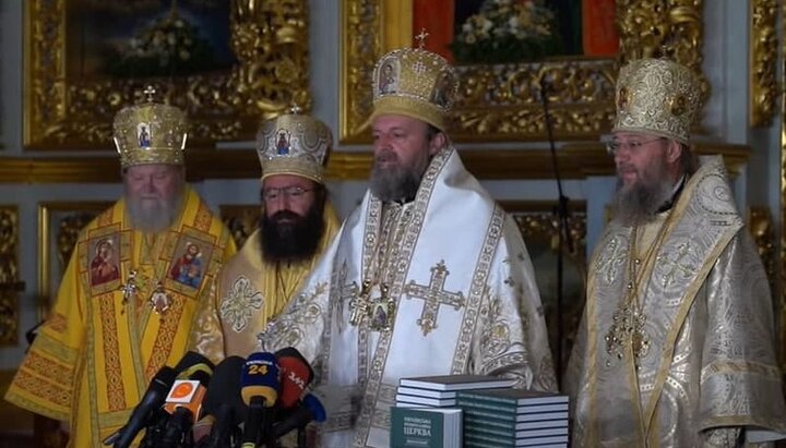 Викарий Сербского Патриарха (в центре) на брифинге в Киево-Печерской лавре. Фото: скриншот YouTube-канала УПЦ