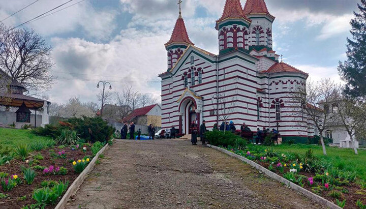Храм УПЦ в честь Архистратига Михаила в селе Задубровка Черновицкой области. Фото: pravlife.org