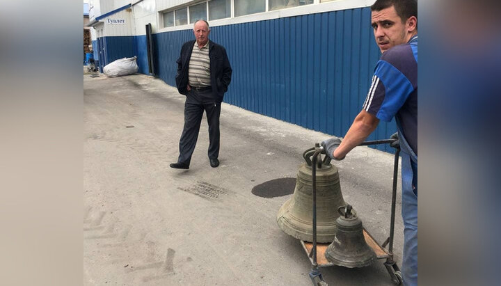 Староста громади ПЦУ в Будеражі і старовинні дзвони із захопленого храму. Фото: протоієрей Василь Начев