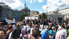 На молитовному стоянні під Радою більше 10 000 вірян УПЦ