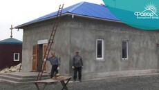 БФ «Фавор» помог установить кровлю храма УПЦ в Касьяновке Донецкой области