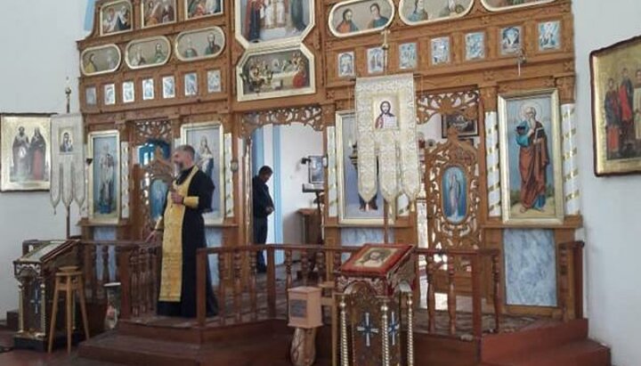 «Священик» ПЦУ відслужив «подячний молебень» після захоплення храму УПЦ. Фото: facebook Красносілка - територія спілкування
