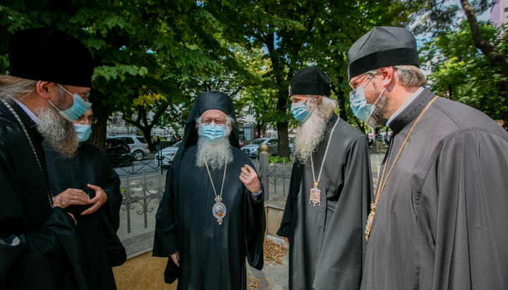 Після зустрічі в Архієпископії Блаженніший Анастасій і представники УПЦ продовжили спілкування під час прогулянки на вулиці. Фото: facebook.com/MitropolitAntoniy