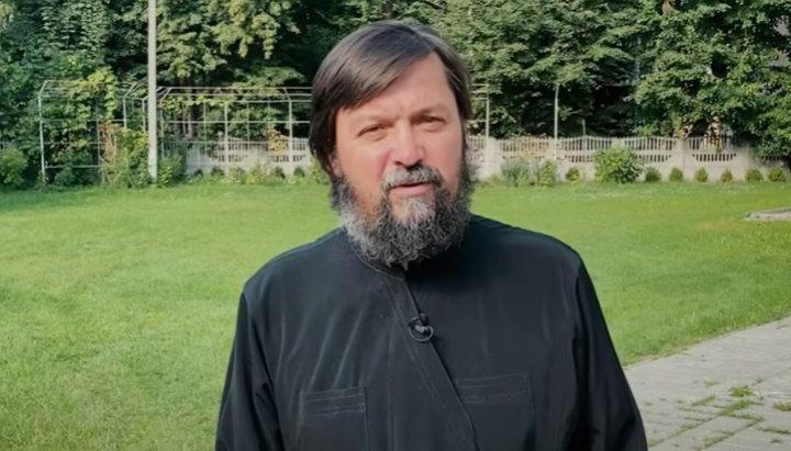 Настоятель храму УПЦ в Красносілці ієрей Андрій Козюк. Фото: скріншот/YouTube-канал ВЗЦЗ МП