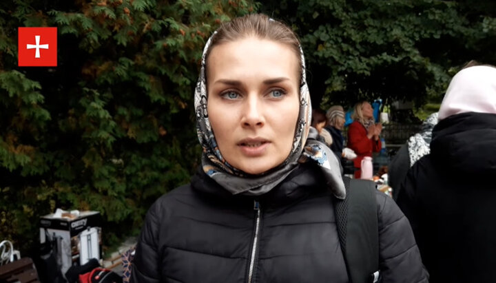 Відвідувачка ярмарку «Читай і створюй». Фото: скріншот відео YouTube-каналу «Перший Козацький»