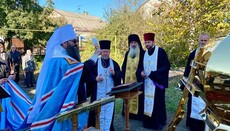 В Коло-Михайловке освятили накупольные кресты для храма пострадавшей общины