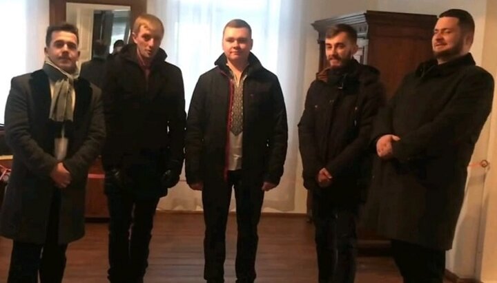 «Клирики» ПЦУ в доме, где жил основатель ОУН(б) Степан Бандера. Фото: /velychlviv.com