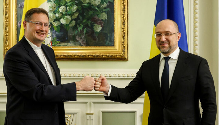 Апостольський нунцій в Україні Вісвальдас Кульбокас і прем'єр-міністр Денис Шмигаль. Фото: kmu.gov.ua