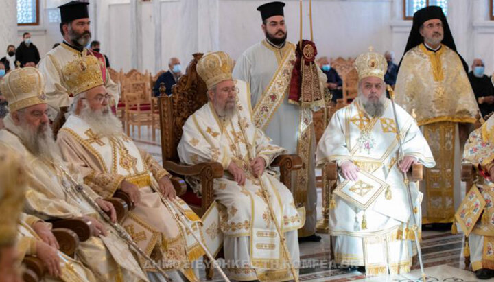 Митрополит Афанасій (крайній ліворуч) на спільному богослужінні з архієпископом Хризостомом. Фото: romfea.gr