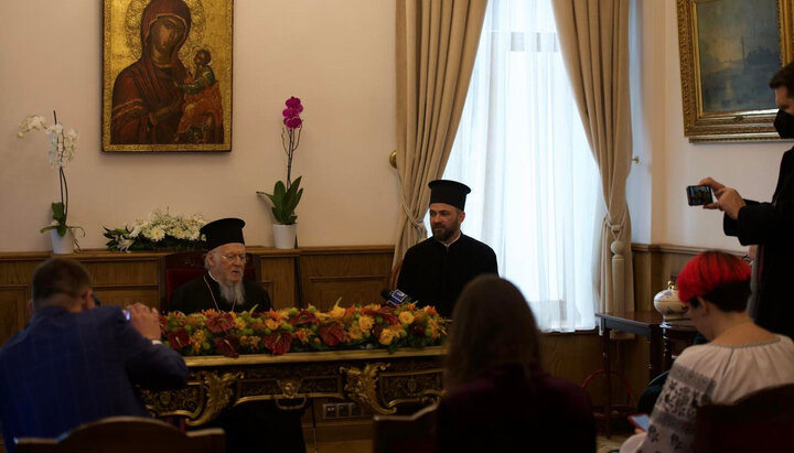 Глава Фанара общается с представителями украинских СМИ. Фото: fosfanariou.gr