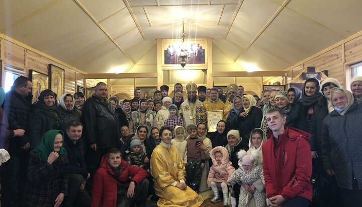 Митрополит Никодим із вірянами с. Левків. Фото: СПЖ
