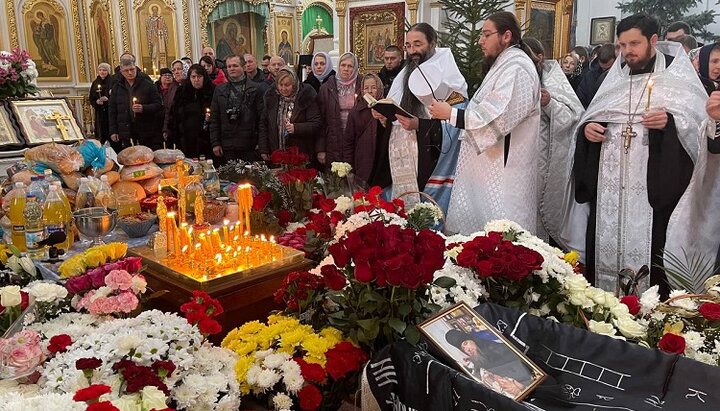 Митрополит Варсонофий у гроба почившего схимонаха в Браиловском монастыре. Фото: eparhia.vinnica.ua