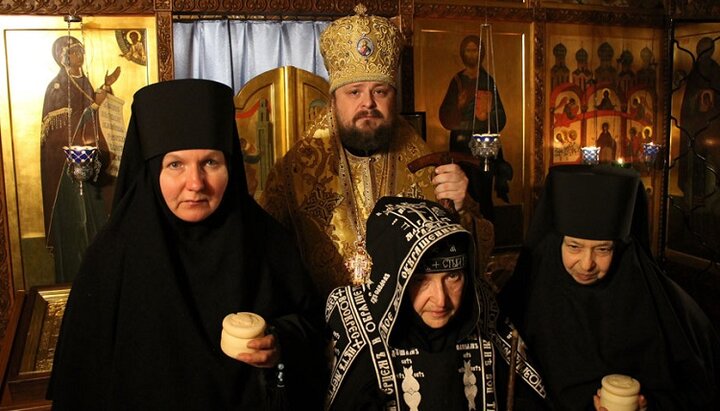 Епископ Спиридон с новопостриженными инокинями. Фото: gorlovka-eparhia.com.ua
