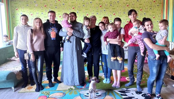 Верующие УПЦ Сараты с жильцами приюта. Фото: Facebook-страница Одесской епархии УПЦ