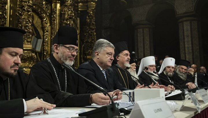 Порошенко разом із ієрархами Фанара у президії «собора». Фото: «Лівий берег»ме