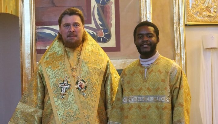 Митрополит Челябинский и Миасский Алексий и иподиакон Алешандре-Бэнза Эдсон. Фото: mitropolia74.ru