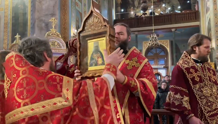 Архиепископ Южненский Диодор с иконой митрополита Анатолия в соборе Одессы. Фото: скриншот видео youtube-канала Одесская епархия