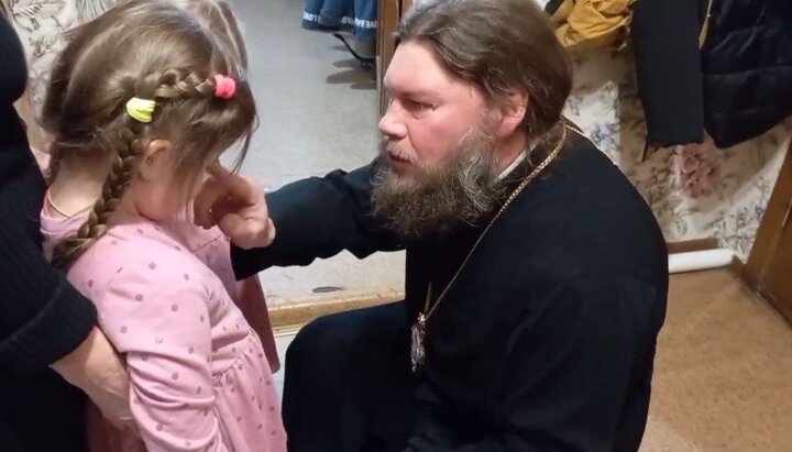 В епархиях РПЦ собирают гуманитарную помощь для беженцев с Донбасса