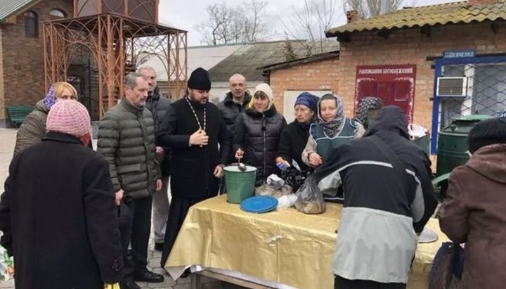 Возле кафедрального собора Рождества Христова раздают горячие обеды. Фото: facebook.com/groups/131431230540163