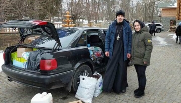 У Харкові священники УПЦ розвозять продукти й допомагають людям в укритті