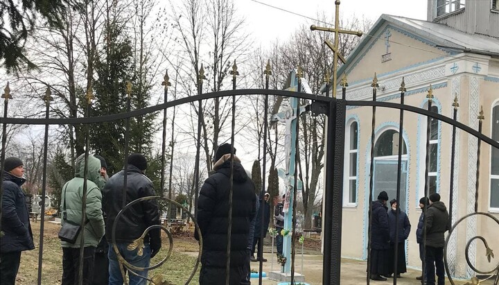 Пока солдаты сражаются с внешним врагом, УПЦ защищается от нападений со стороны сограждан. Фото: Telegram-канал «Миряне»