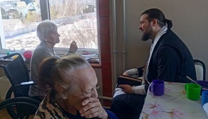Священник навещает жителей пансионата для престарелых «Надежда». Фото: Facebook-страница Харьковской епархии УПЦ