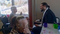 Священники Харькова навещают больных, развозят продукты и опекают беженцев