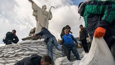 В Киеве установили защитные конструкции для памятников святым