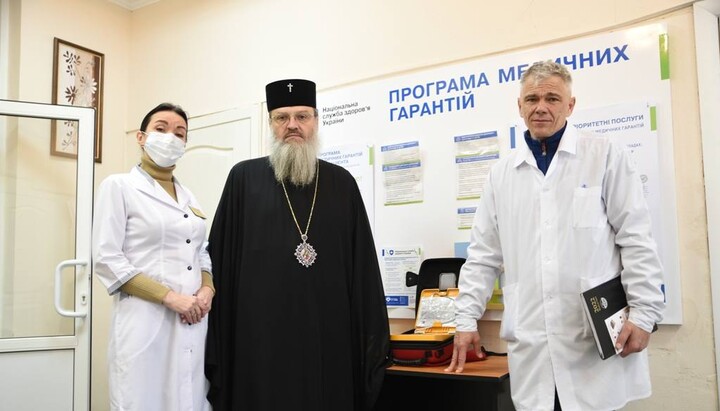 Митрополит Лука подарував дефібрилятор Запорізькій інфекційній лікарні