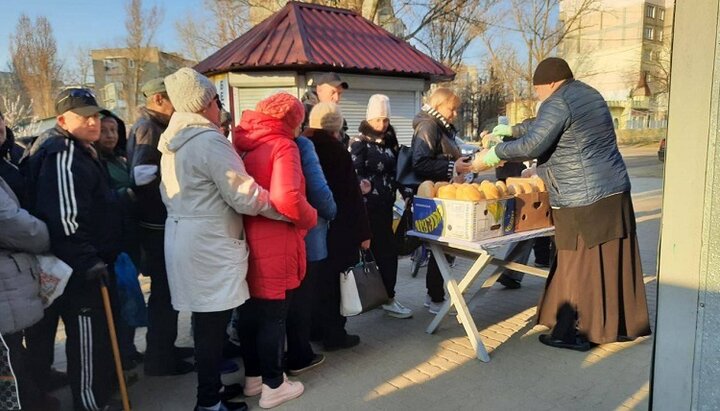 В Одеській єпархії УПЦ нагодували біженців та допомогли теробороні