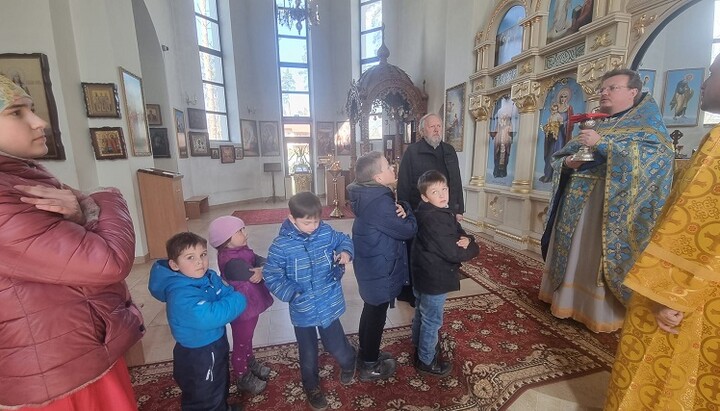 На богослужении в храме УПЦ Бучи были люди, которые оставались все время в городе. Фото: facebook-страница Архимандрит Аркадий